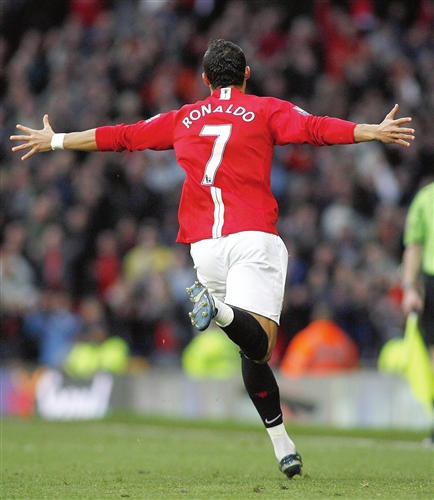 鲁媒：山东泰山队24名球员参加赛前训练，新援洛佩斯在列.